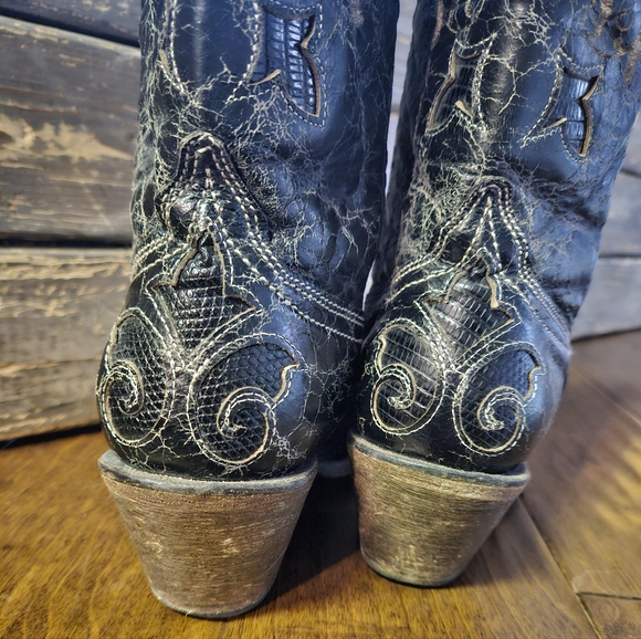 Stylish Black Embroidered Corral Women's Cowboy Boots - Picture 7 of 12
